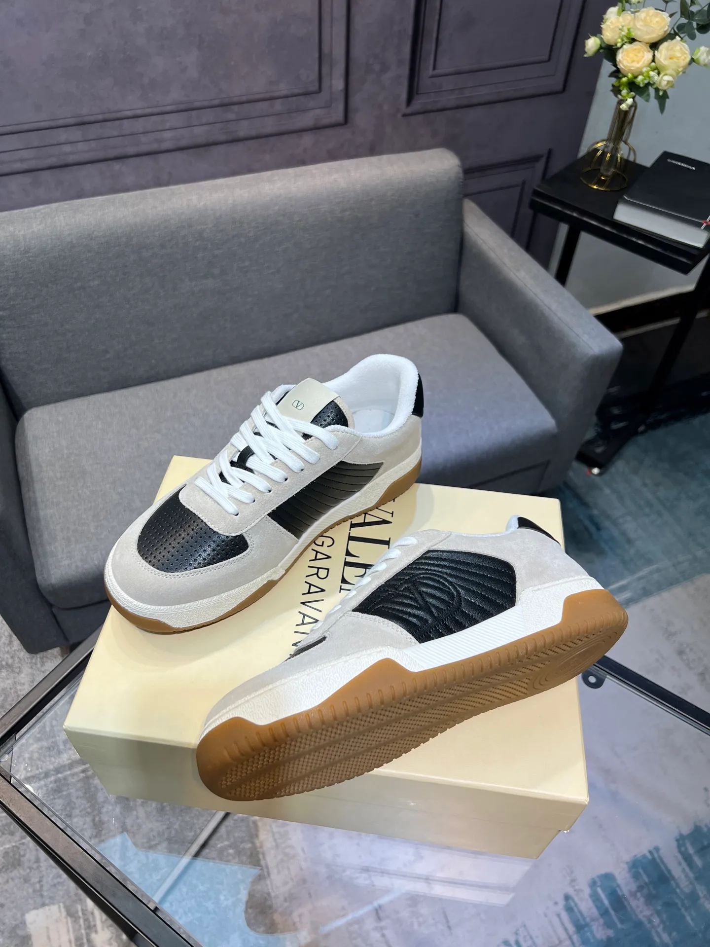 Men's shoes 💰720 VALENTINO Valentino 2025 popular casual sports shoes! 👍Fabric: Original custom punched + full-grain cowhide 👍Feet: cowhide + V-mark special injection insole (original 1:1) 👍Outsole: TPR+raw rubber combination wear-resistant outsole 👍Packaging: original beige full set of noble counter packaging 👍Code number: women's 35-41, men's 38-45 women's 40.41 men's 45.46 customized
